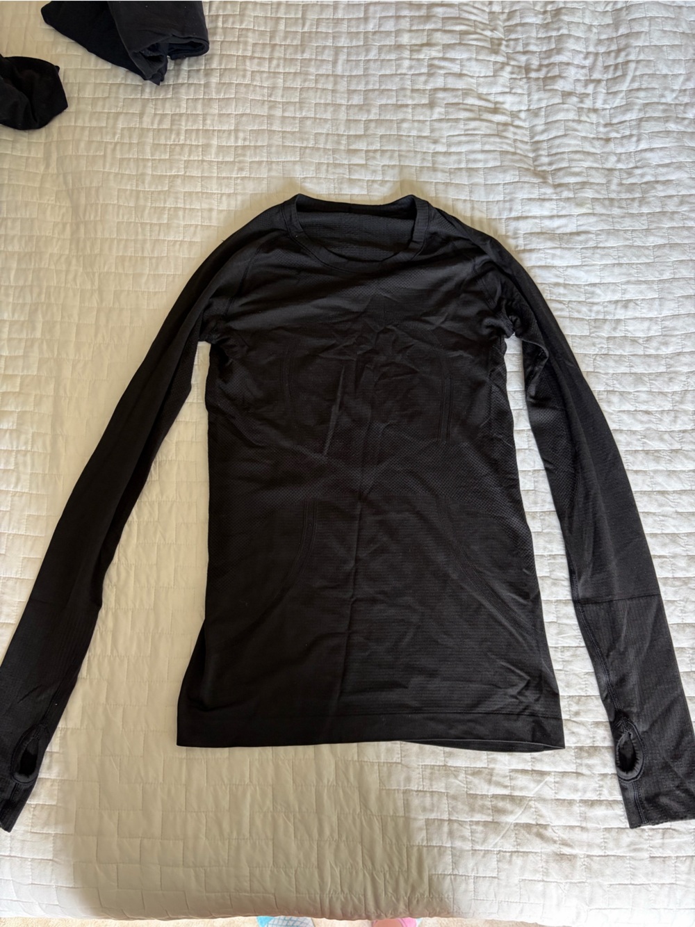 Women’s Swiftly Tech Black Long-Sleeve Crewneck Shirt